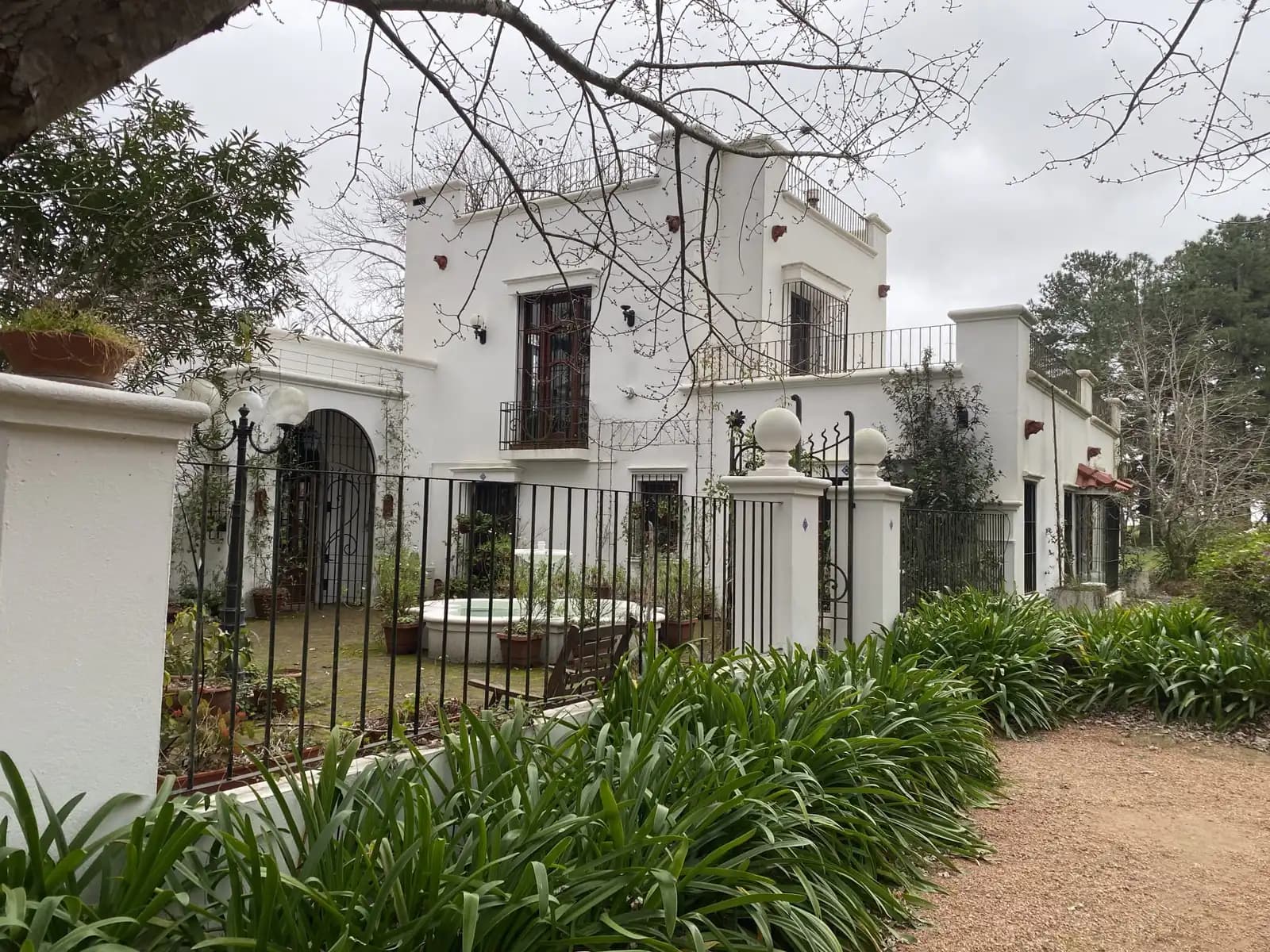 Villa colonial con fachada en blanco puro y galerías tradicionales