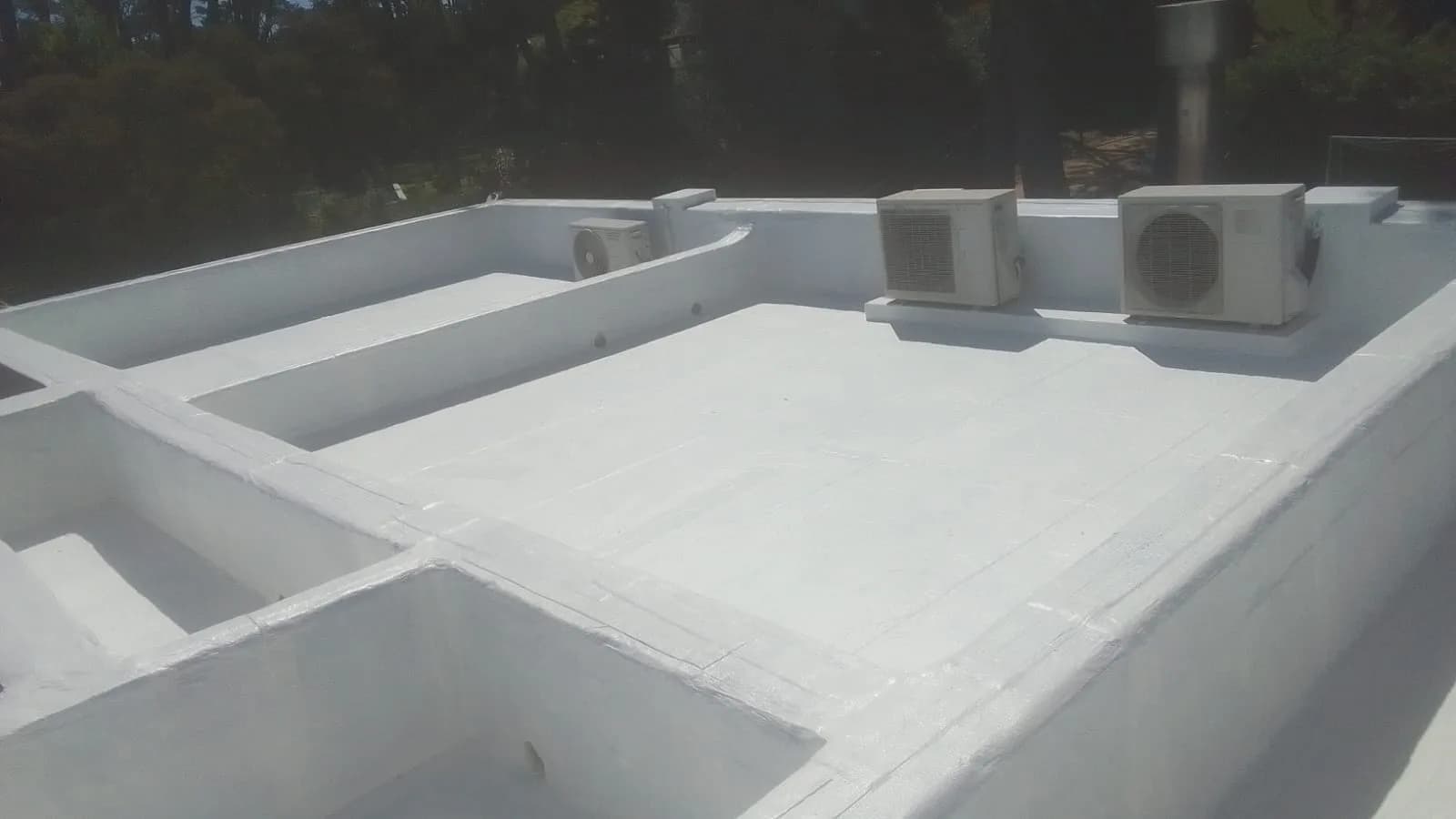 Azotea transitable con membrana continua impermeable blanca