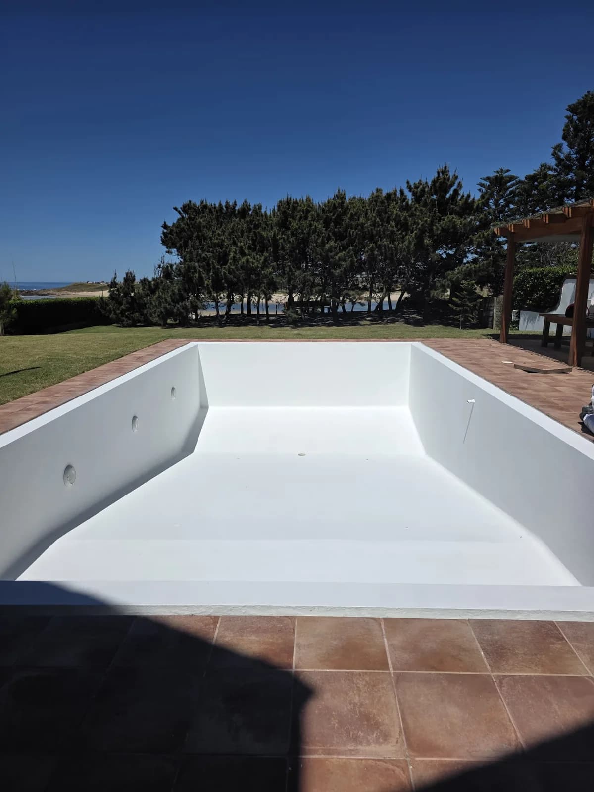 Piscina tratada y pintada en color blanco