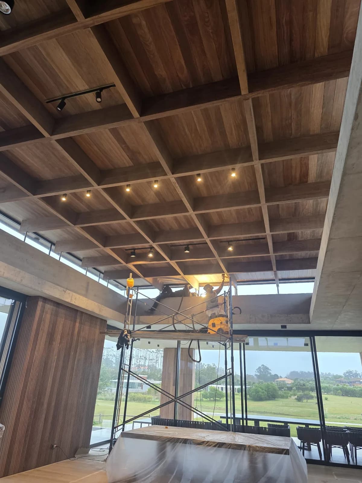 Cielorraso y cabreadas de madera en quincho tratados con barniz satinado
