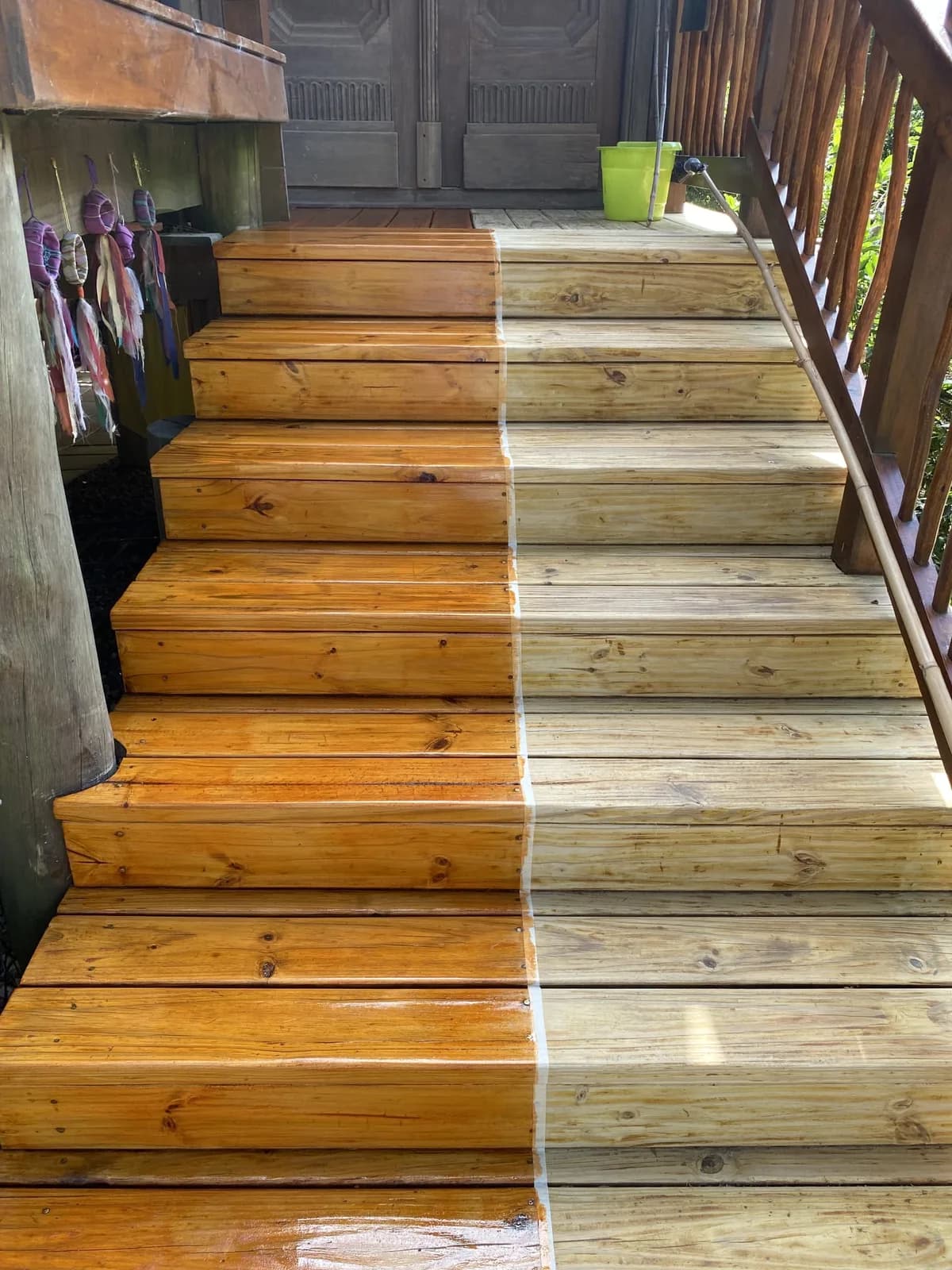 Escalones de un deck: a la izquierda la madera gastada y a la derecha ya restaurada
